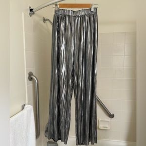 Women High-waisted wide-leg flowy pants with stretchy waist band